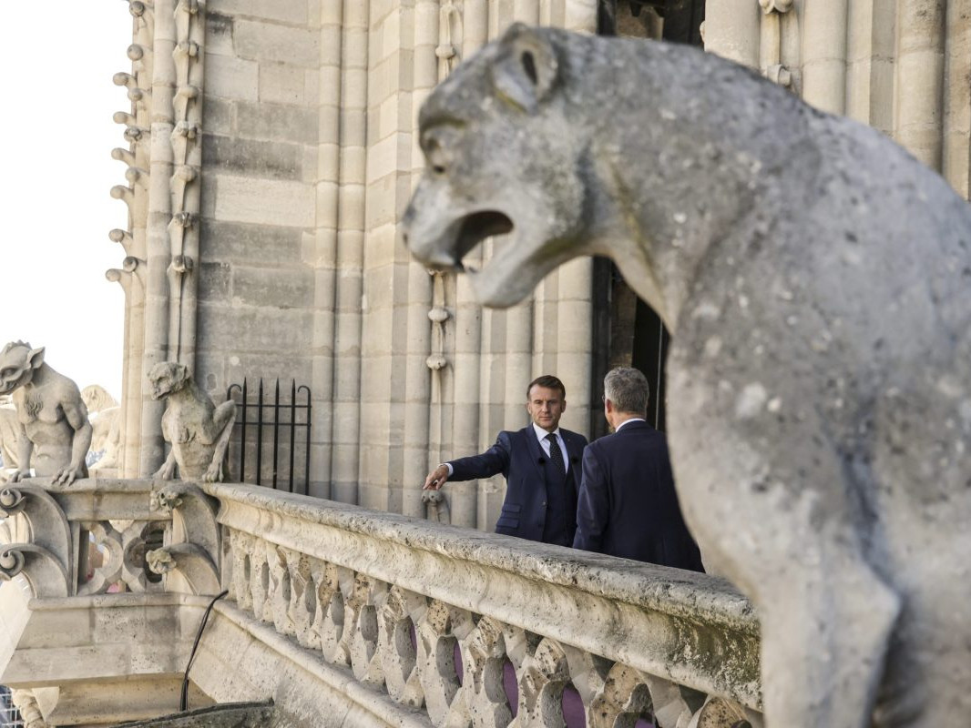 Na snímke francúzsky prezident E. Macron počas otvárania veže Notre-Dame.