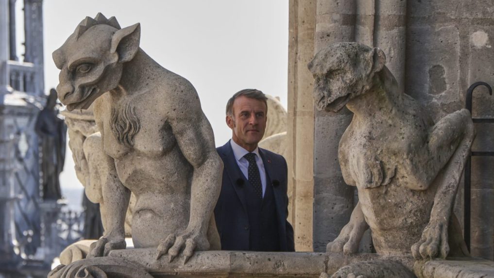 Na snímke francúzsky prezident E. Macron počas otvárania veže Notre-Dame.