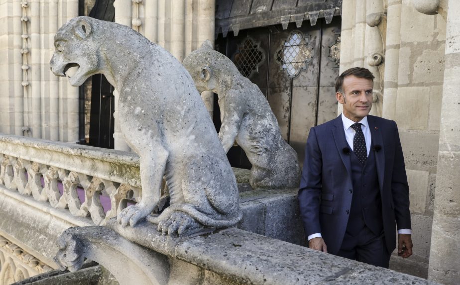 Na snÃƒÂ­mke francÃƒÂºzsky prezident E. Macron poÃ„Âas otvÃƒÂ¡rania veÃ…Â¾e Notre-Dame.