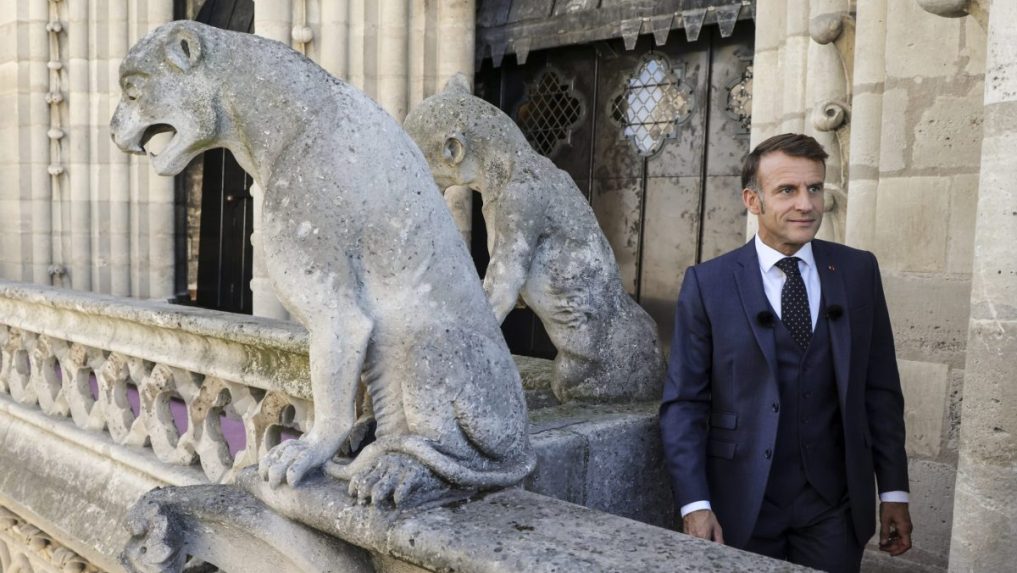 Na snímke francúzsky prezident E. Macron počas otvárania veže Notre-Dame.