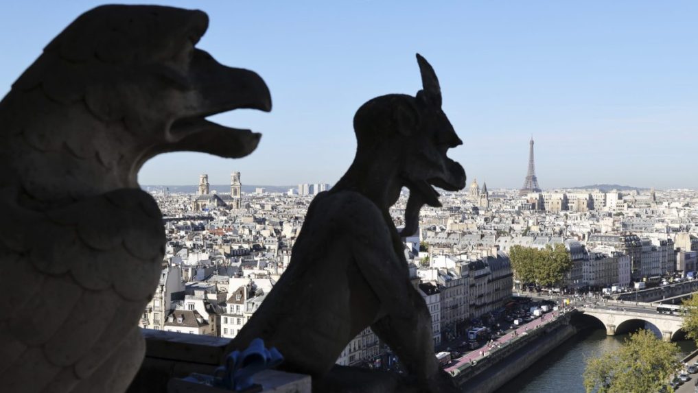 Pohľad z katedrály Notre-Dame počas slávnostného otvorenia veží v Paríži.