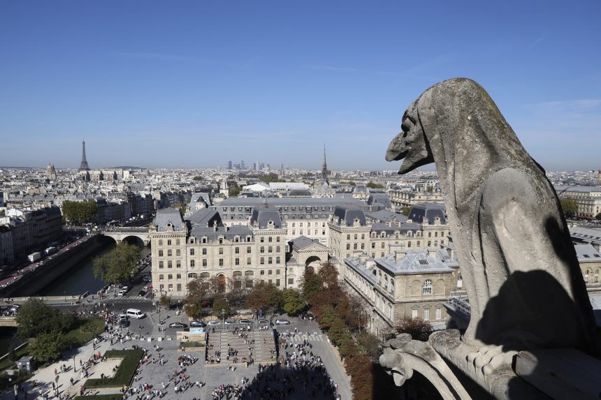 PohÃ„Â¾ad z katedrÃƒÂ¡ly Notre-Dame poÃ„Âas slÃƒÂ¡vnostnÃƒÂ©ho otvorenia veÃ…Â¾ÃƒÂ­ v ParÃƒÂ­Ã…Â¾i