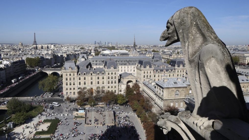 Pohľad z katedrály Notre-Dame počas slávnostného otvorenia veží v Paríži