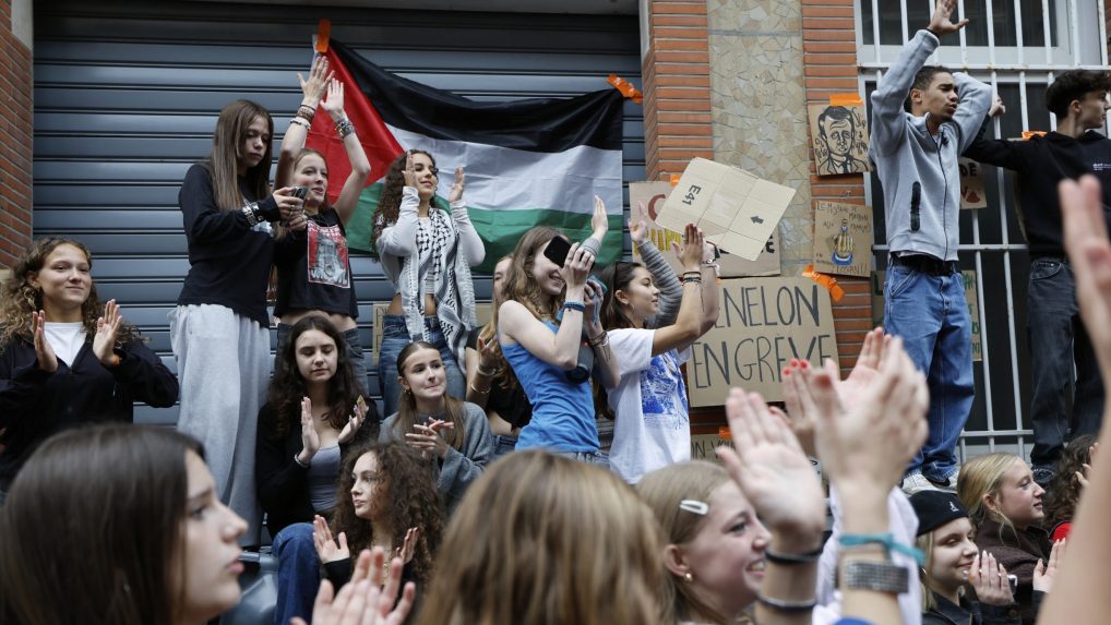 študenti protestujúci vo Francúzsku