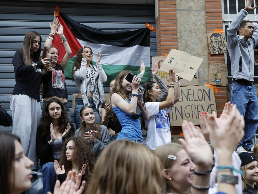 študenti protestujúci vo Francúzsku