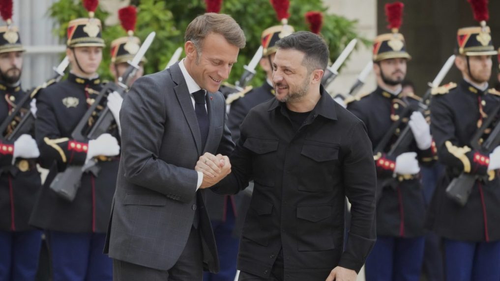 Francúzsky prezident Emmanuel Macron a ukrajinský prezident Volodymyr Zelenskyj.