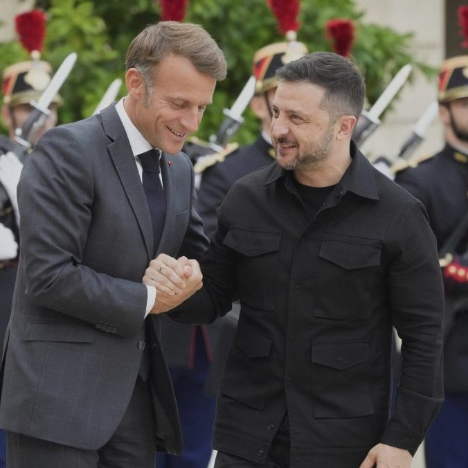 Francúzsky prezident Emmanuel Macron a ukrajinský prezident Volodymyr Zelenskyj.