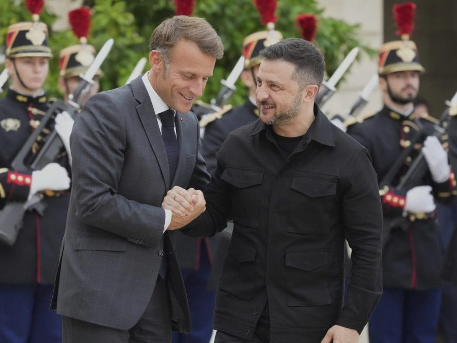 Francúzsky prezident Emmanuel Macron a ukrajinský prezident Volodymyr Zelenskyj.