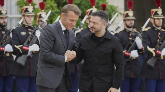 Francúzsky prezident Emmanuel Macron a ukrajinský prezident Volodymyr Zelenskyj.