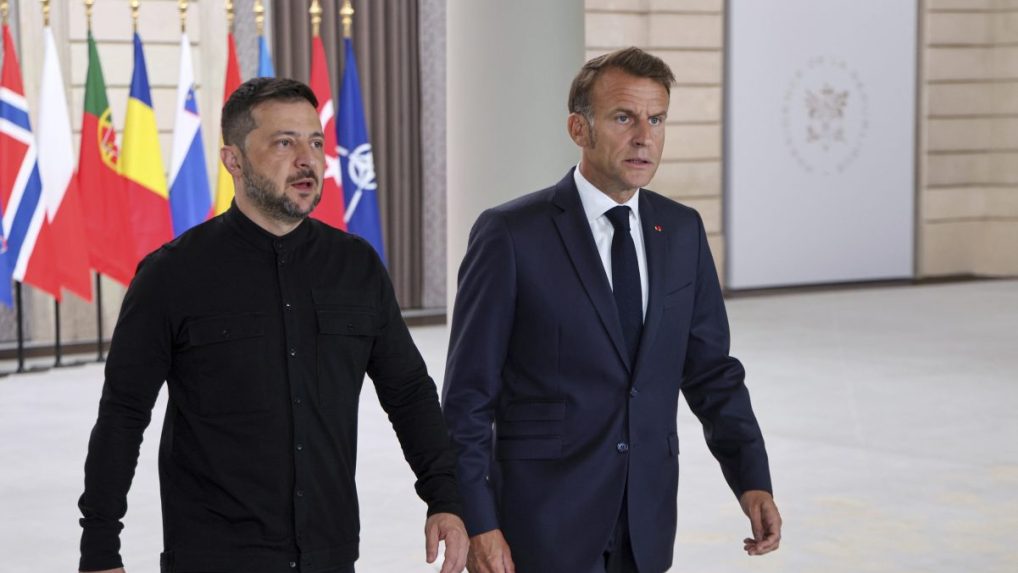 Emmanuel Macron a ukrajinský prezident Volodymyr Zelenskyj prichádzajú na rokovania tzv. koalície ochotných.