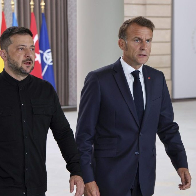 Emmanuel Macron a ukrajinský prezident Volodymyr Zelenskyj prichádzajú na rokovania tzv. koalície ochotných.