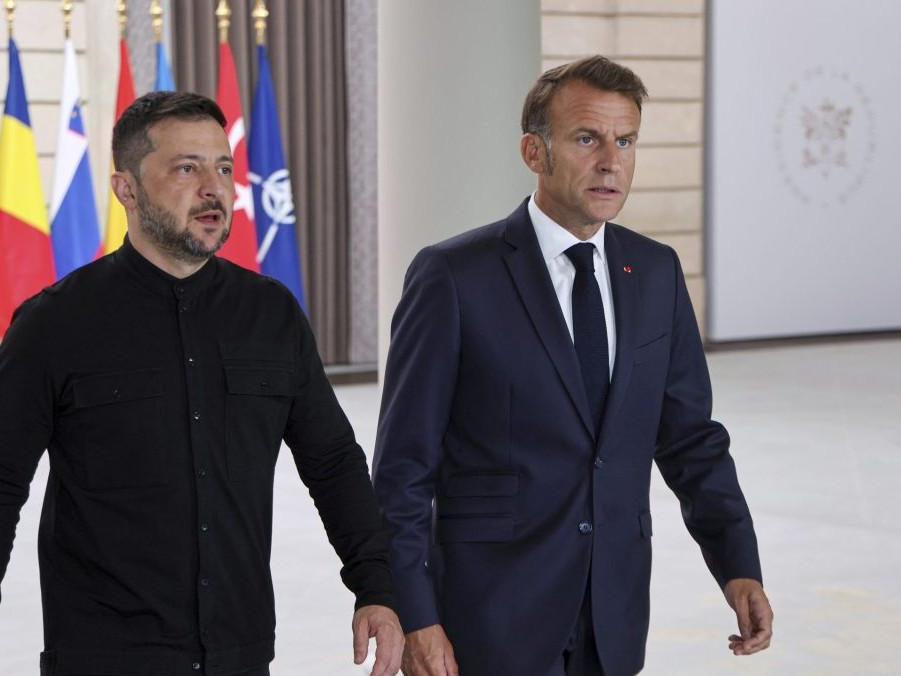 Emmanuel Macron a ukrajinský prezident Volodymyr Zelenskyj prichádzajú na rokovania tzv. koalície ochotných.
