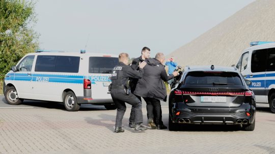podozrivý muž opúšťa väznicu v Nemecku