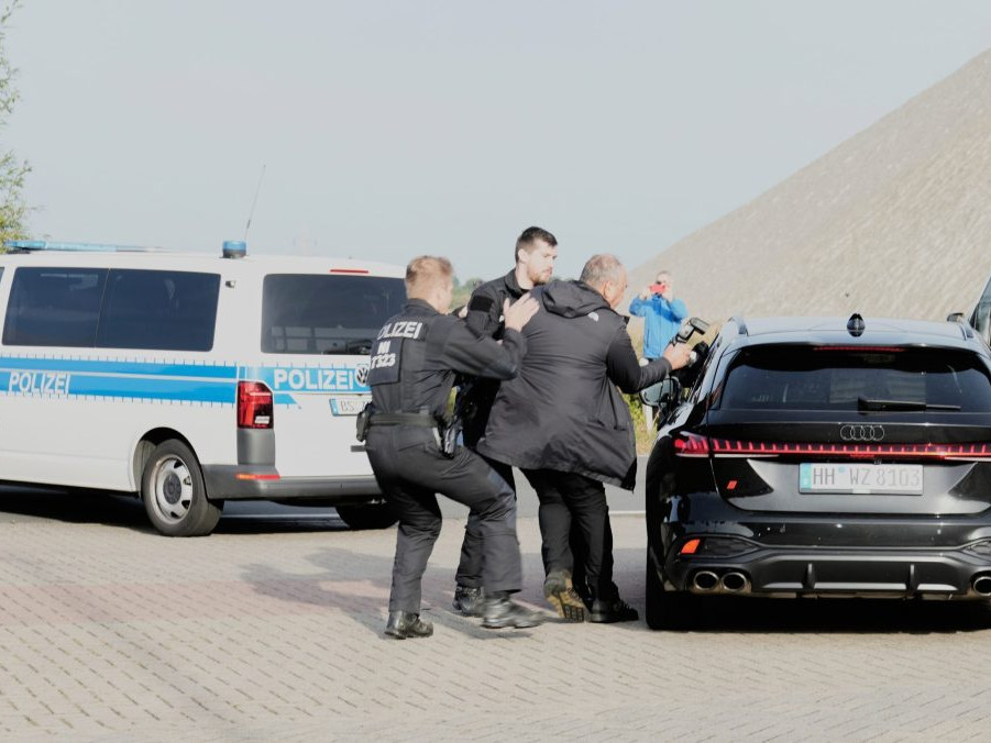 podozrivý muž opúšťa väznicu v Nemecku