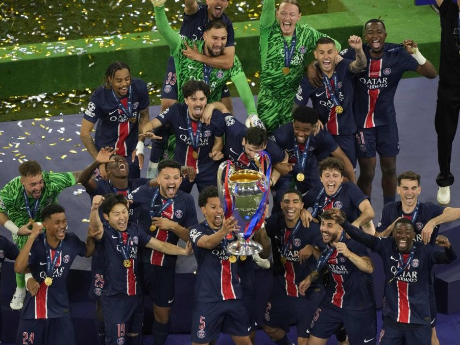 Na snímke hráči PSG oslavujú výhru v Lige majstrov.