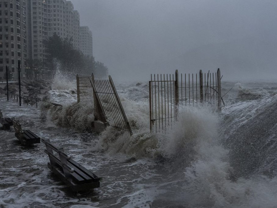 Silné vlny narážajú na pobrežie v oblasti Heng Fa Chuen.