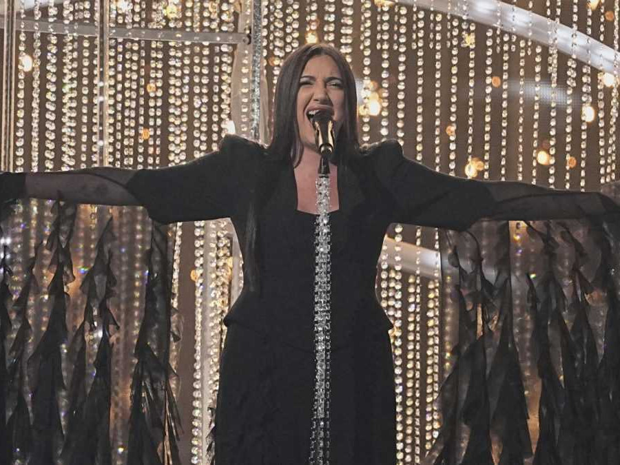 Na snímke izraelská speváčka Juval Rafaelová počas predstavenia na Eurovízii.