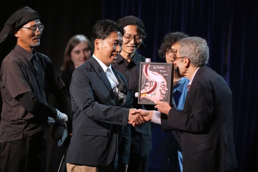 Na snÃƒÂ­mke Tomoki Kojima prijÃƒÂ­ma humoristickÃƒÂº Nobelovu cenu.