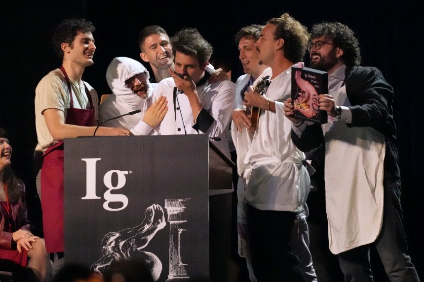 Na snÃƒÂ­mke Daniele Dendi, Gabriel H. Segniagbeto, Roger Meek a Luca Luiselli, ktorÃƒÂ­ prevzali cenu za vÃƒÂ½Ã…Â¾ivu.