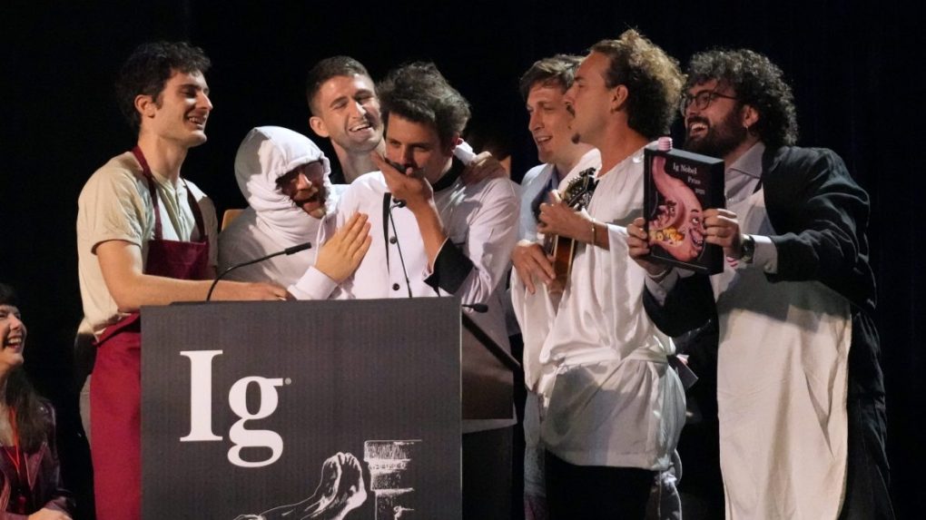 Na snímke Daniele Dendi, Gabriel H. Segniagbeto, Roger Meek a Luca Luiselli, ktorí prevzali cenu za výživu.
