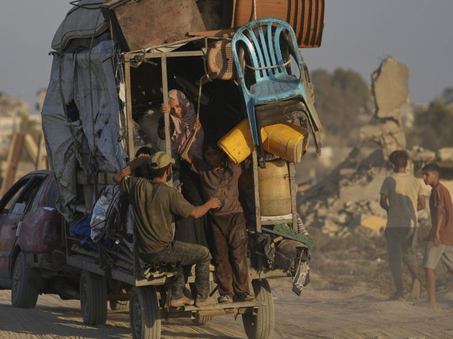 Vysídlení Palestínčania utekajú zo severného Pásma Gazy.