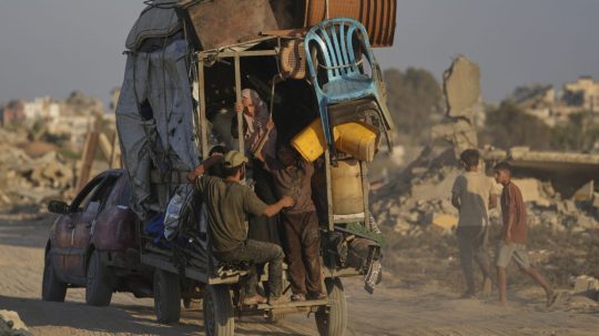 Vysídlení Palestínčania utekajú zo severného Pásma Gazy.