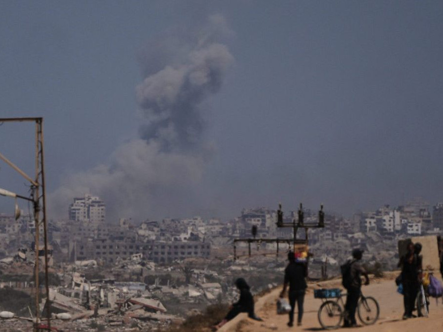 Na snímke mesto Gaza po izraelskom útoku.