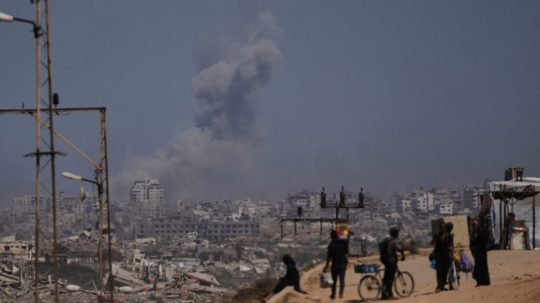 Na snímke mesto Gaza po izraelskom útoku.