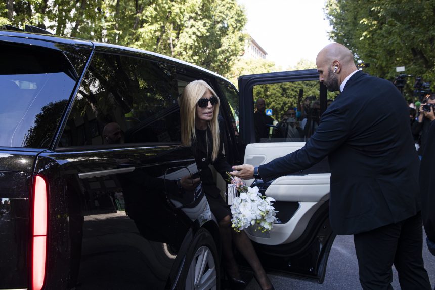 Na snímke Donatella Versace.