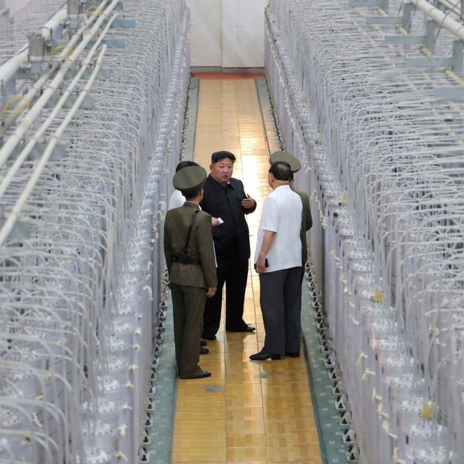 Kim Čong-un počas návštevy v zariadení, ktoré podľa nich slúži ako ústav pre jadrové zbrane.