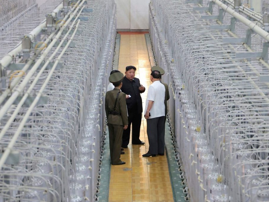 Kim Čong-un počas návštevy v zariadení, ktoré podľa nich slúži ako ústav pre jadrové zbrane.