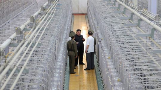 Kim Čong-un počas návštevy v zariadení, ktoré podľa nich slúži ako ústav pre jadrové zbrane.