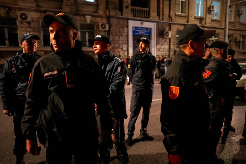 Na priebeh volieb dozerala aj polÃƒÂ­cia.
