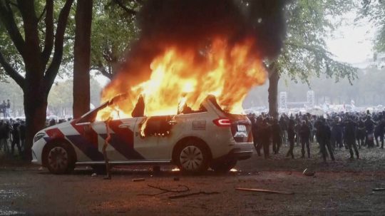 horiace policajné vozidlo v Haagu