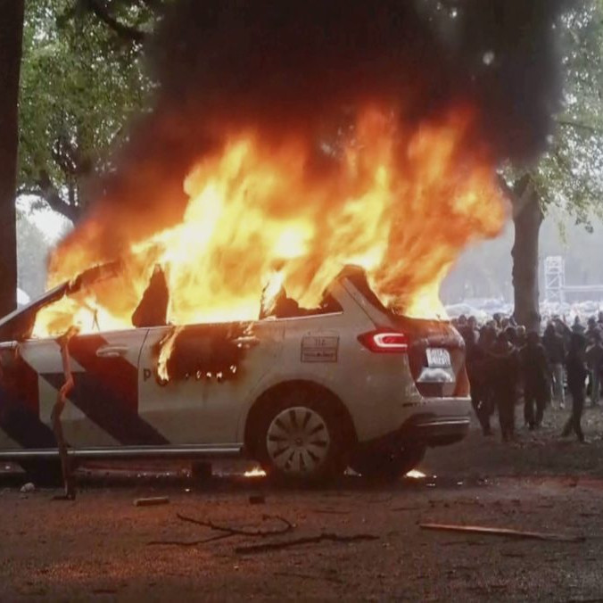 horiace policajné vozidlo v Haagu