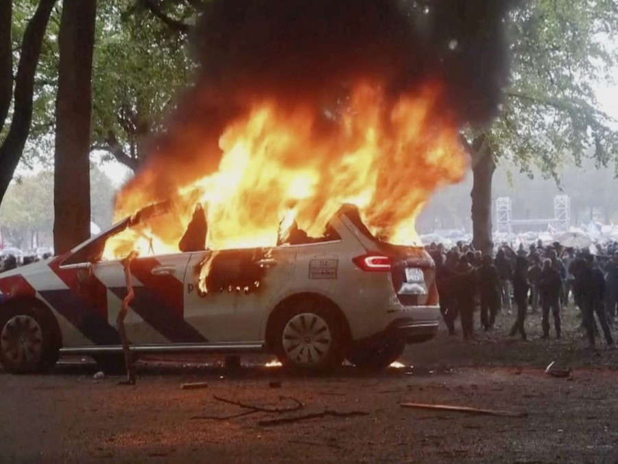 horiace policajné vozidlo v Haagu