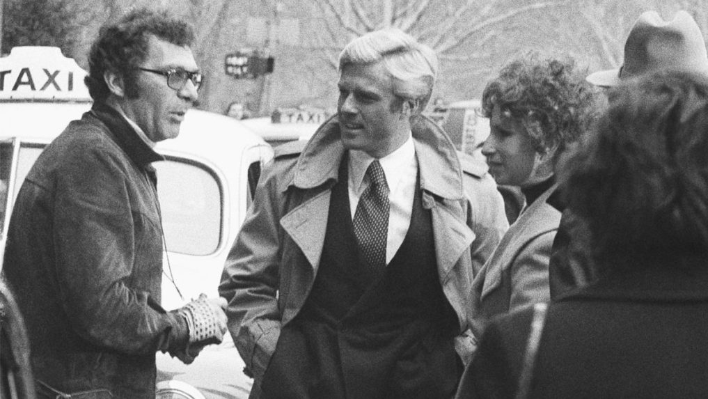 Režisér Sydney Pollack (vľavo) sa objavil s hercami Robertom Redfordom a Barbrou Streisandovou počas nakrúcania filmu Takí sme boli v New Yorku v roku 1972.