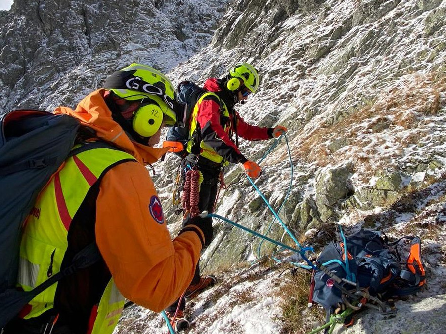 Na snímke horskí záchranári.