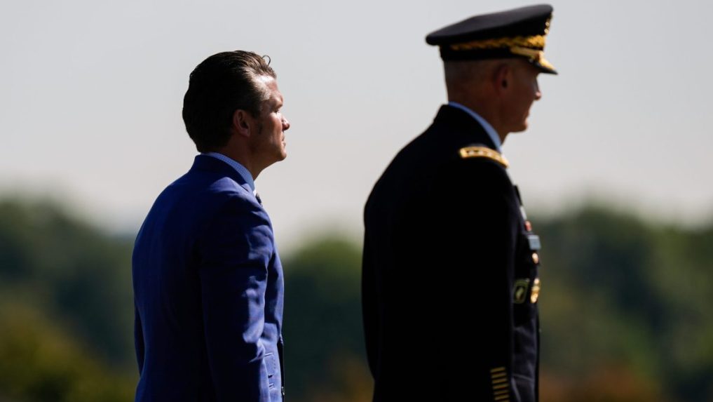 Na snímke americký minister obrany Pete Hegseth a náčelník generálneho štábu pozemných síl.