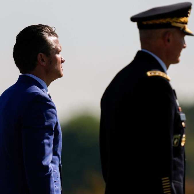 Na snímke americký minister obrany Pete Hegseth a náčelník generálneho štábu pozemných síl.