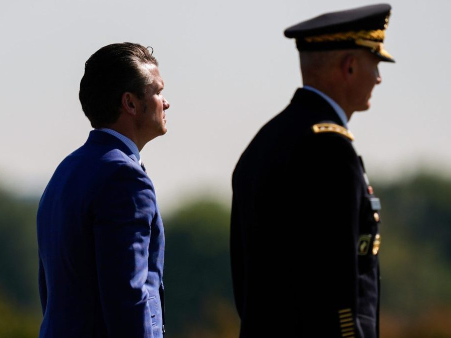 Na snímke americký minister obrany Pete Hegseth a náčelník generálneho štábu pozemných síl.