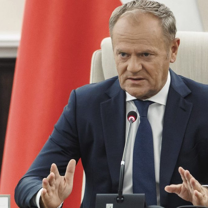 Poľský premiér Donald Tusk vedie mimoriadne zasadnutie vlády.