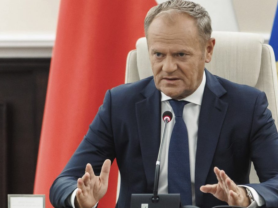 Poľský premiér Donald Tusk vedie mimoriadne zasadnutie vlády.