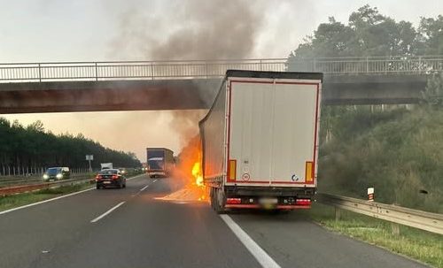 Na diaľnici D2 v smere do Bratislavy horel kamión. Polícia upozornila na obmedzenie premávky