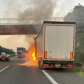 Na diaľnici D2 v smere do Bratislavy horel kamión. Polícia upozornila na obmedzenie premávky