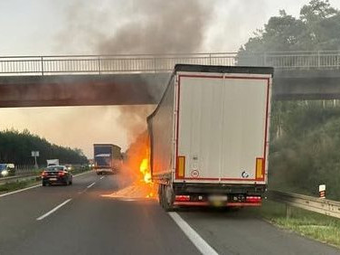 Na diaľnici D2 v smere do Bratislavy horel kamión. Polícia upozornila na obmedzenie premávky