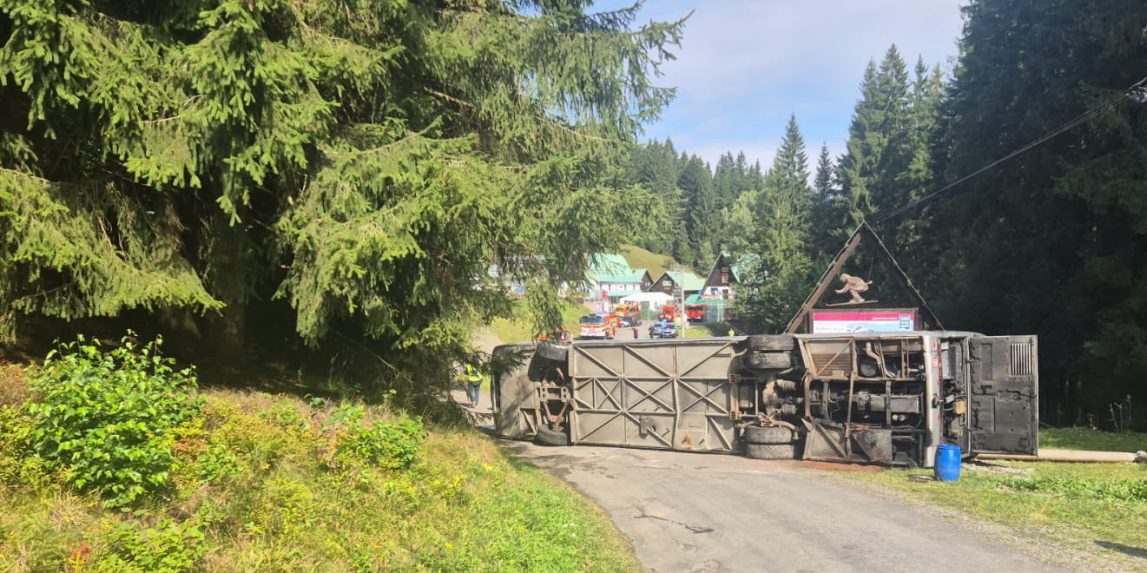 prevrátený autobus v Beskydách