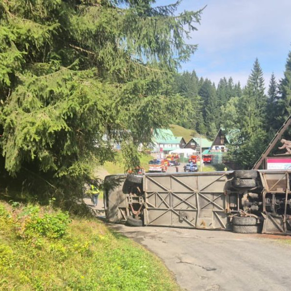prevrátený autobus v Beskydách