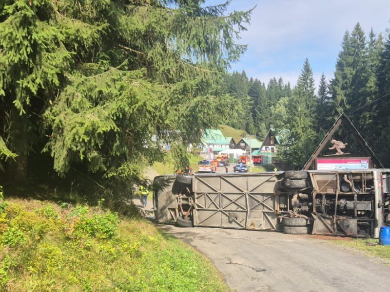 prevrátený autobus v Beskydách