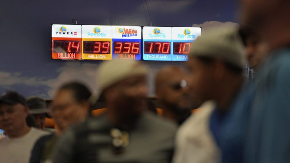 Na snímke ľudia čakajú v rade, aby si mohli kúpiť losy.